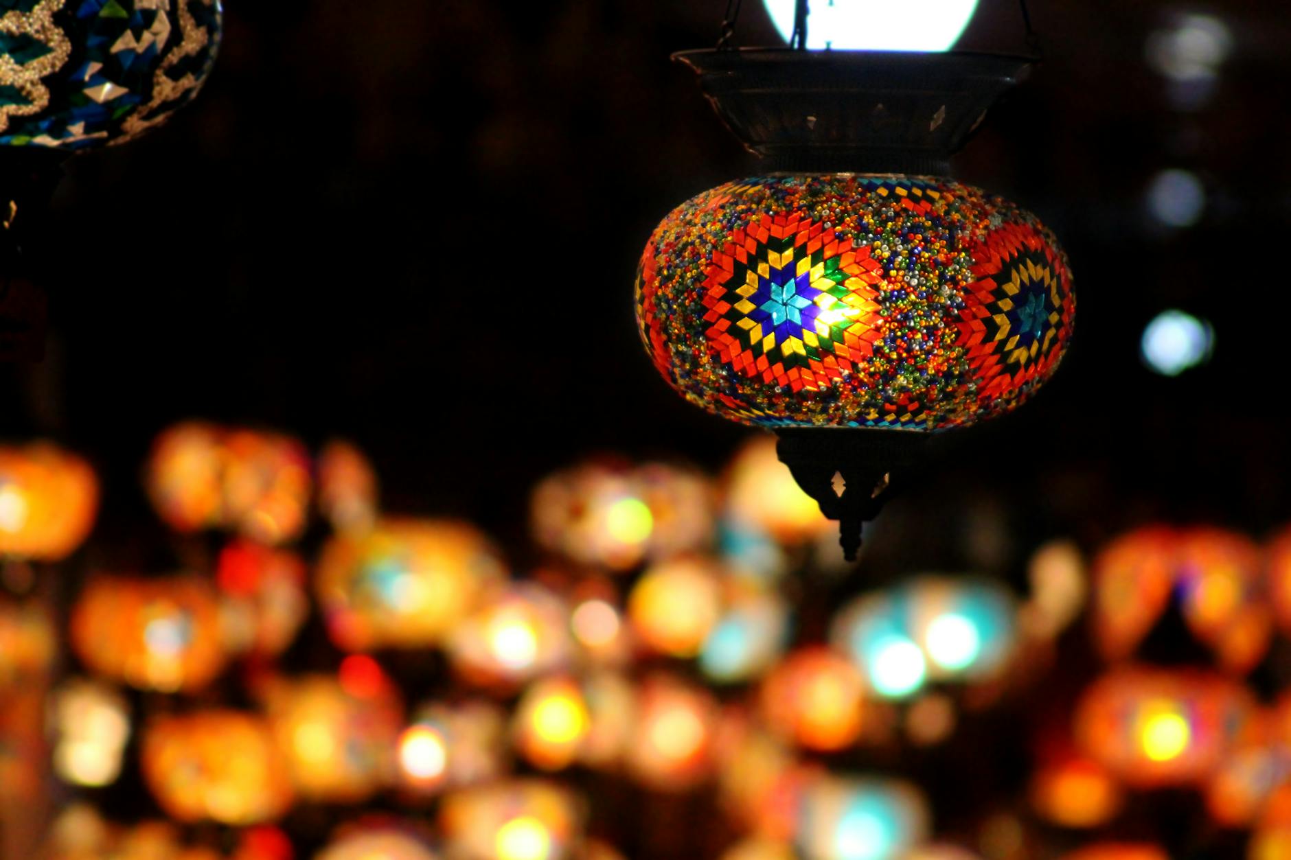 Comment le mouvement Art déco a-t-il influencé le design des lampes ?