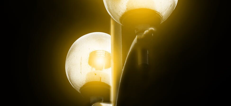 Quelle est la différence entre une lampe Art déco originale et une reproduction moderne ?