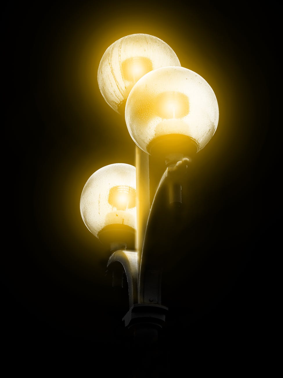 Quelle est la différence entre une lampe Art déco originale et une reproduction moderne ?